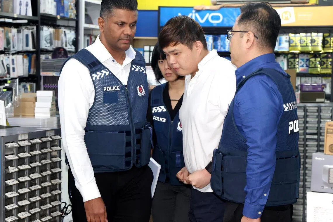 马国籍嫌犯隋明益（29岁）在店里待了大约三分钟，就被警方押回警车带走。（郑一鸣摄）