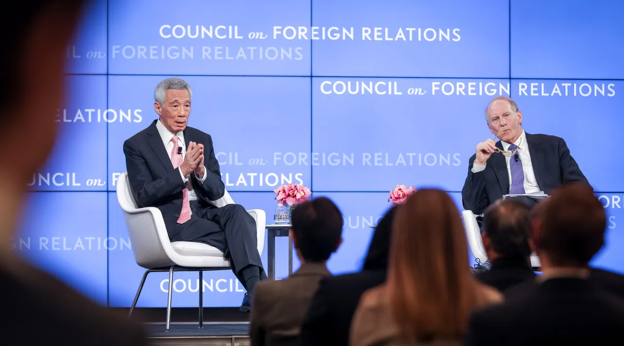 新加坡总理李显龙（左）于2022年3月30日在美国进行工作访问期间，出席华盛顿智库美国对外关系委员会的对话会。时任对外关系委员会会长哈斯（右）负责主持。（档案照片）