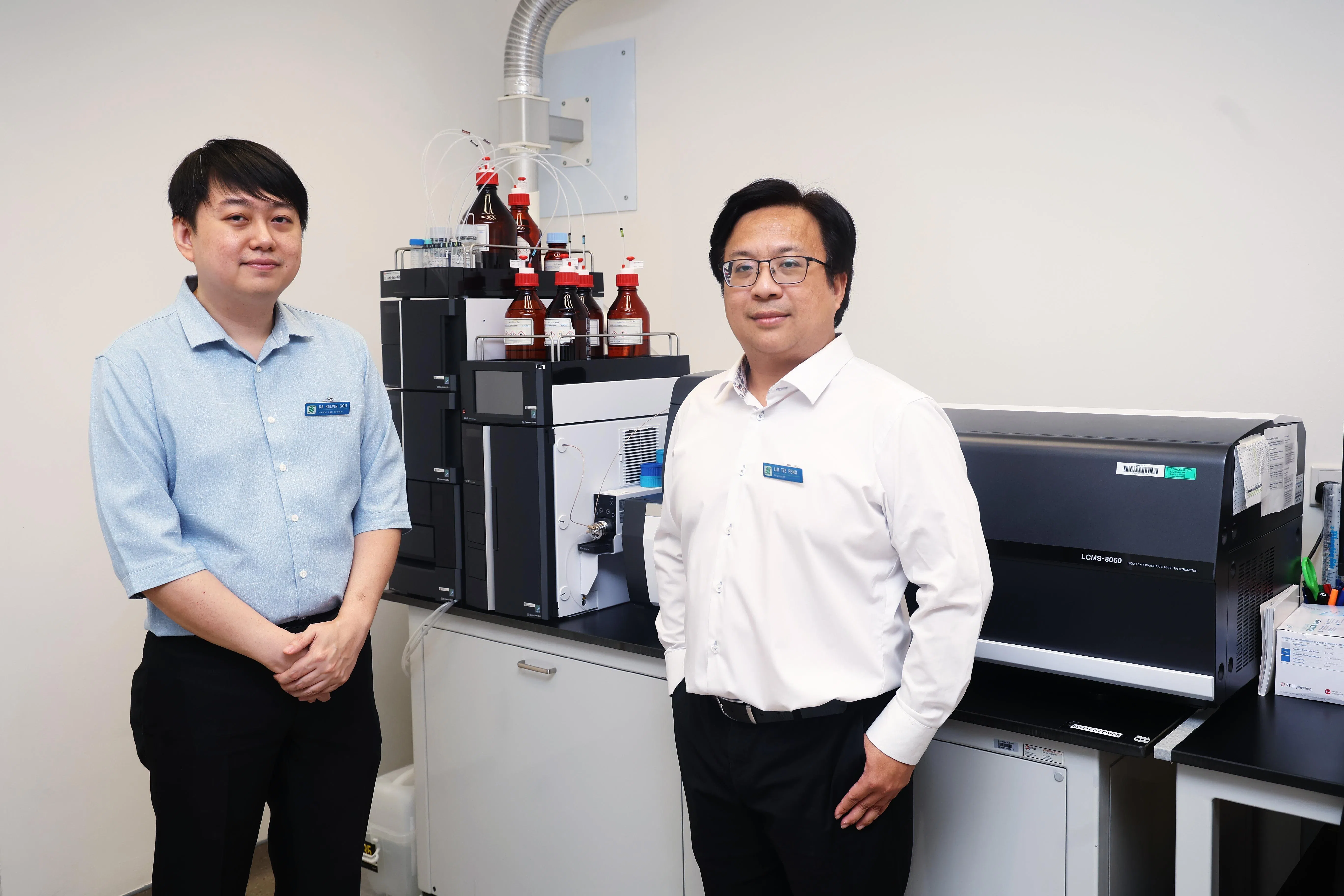 中央医院药剂部门首席医学检验师吴诰杰（左）和高级首席药剂研究员林志鹏（右）说，商业血浆价格高昂，同时涉及大量一次性医疗耗材及高昂运输成本。如今通过院内回收利用血液，不仅可降低成本，也有助于减少碳排放。（蔡家增摄）