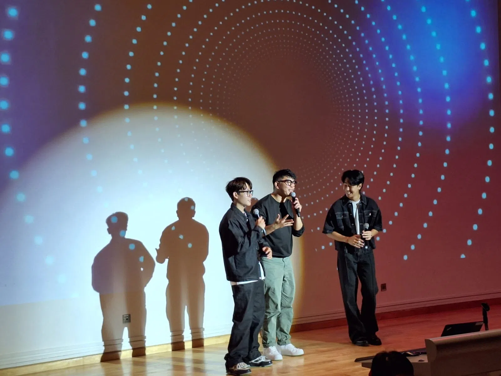 导演陈子谦（中）、歌手范平庚（左）与卓振声分享学习华语的心得。（淡滨尼美廉初级学院提供）