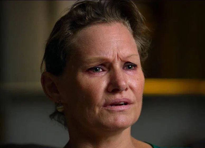 丹妮卡维克斯在纪录片谈到丈夫时红了双眼。（互联网）