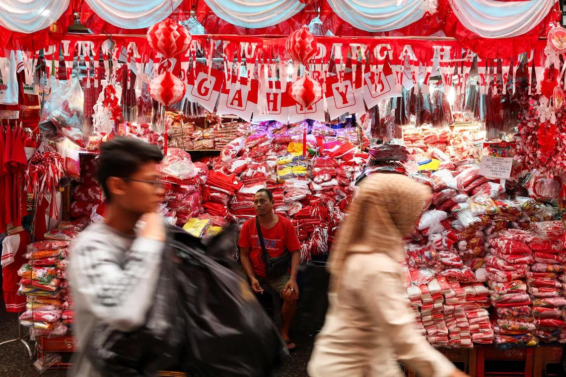 雅加达摊贩售卖各式各样的爱国饰品，全都以印尼国旗的红白两色为主。（路透社）