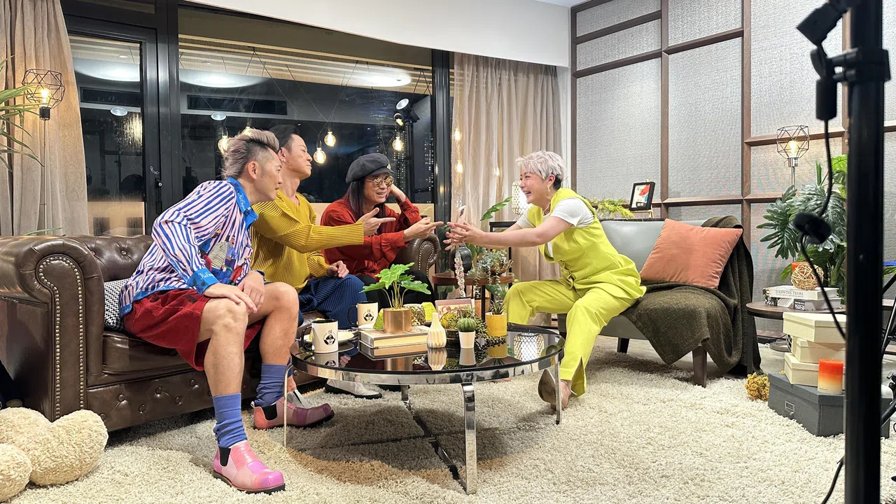 草蜢成员蔡一智（右二）感冒不适，但依然随团员上节目受访。（新传媒提供）