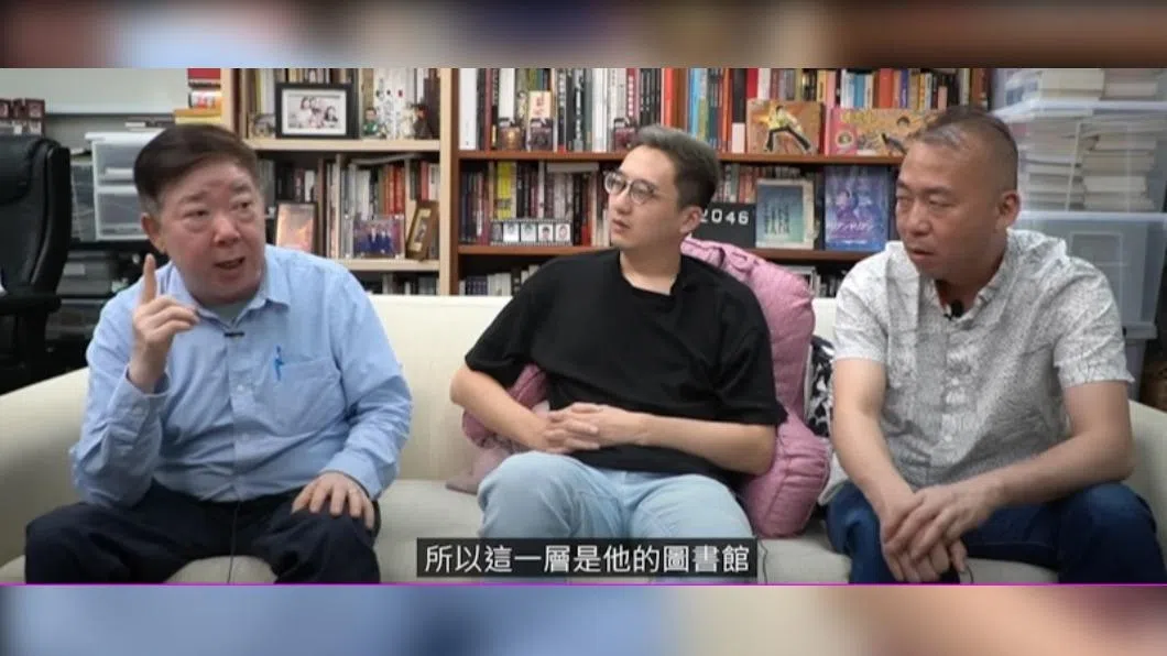 香港资深电影人文隽（左一）在自己的YouTube节目《讲这些 讲那些 Man’s Talk》中爆料发哥当年拍《满城尽》时开出的天花板条件。（互联网）