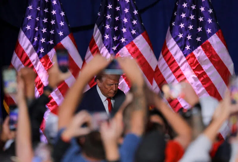 特朗普以个人魅力圈了大批死忠粉丝，场场集会都人数爆棚。图为他在9月23日于宾夕法尼亚举行的竞选集会。（路透社）