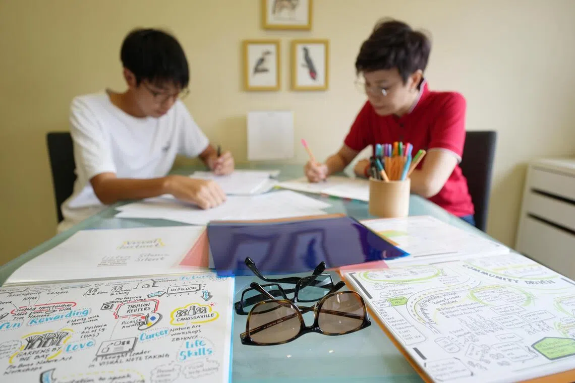 陈铃琰教导儿子掌握视觉笔记技能，通过图画简单表述内容，增强记忆点。（谢智扬摄）