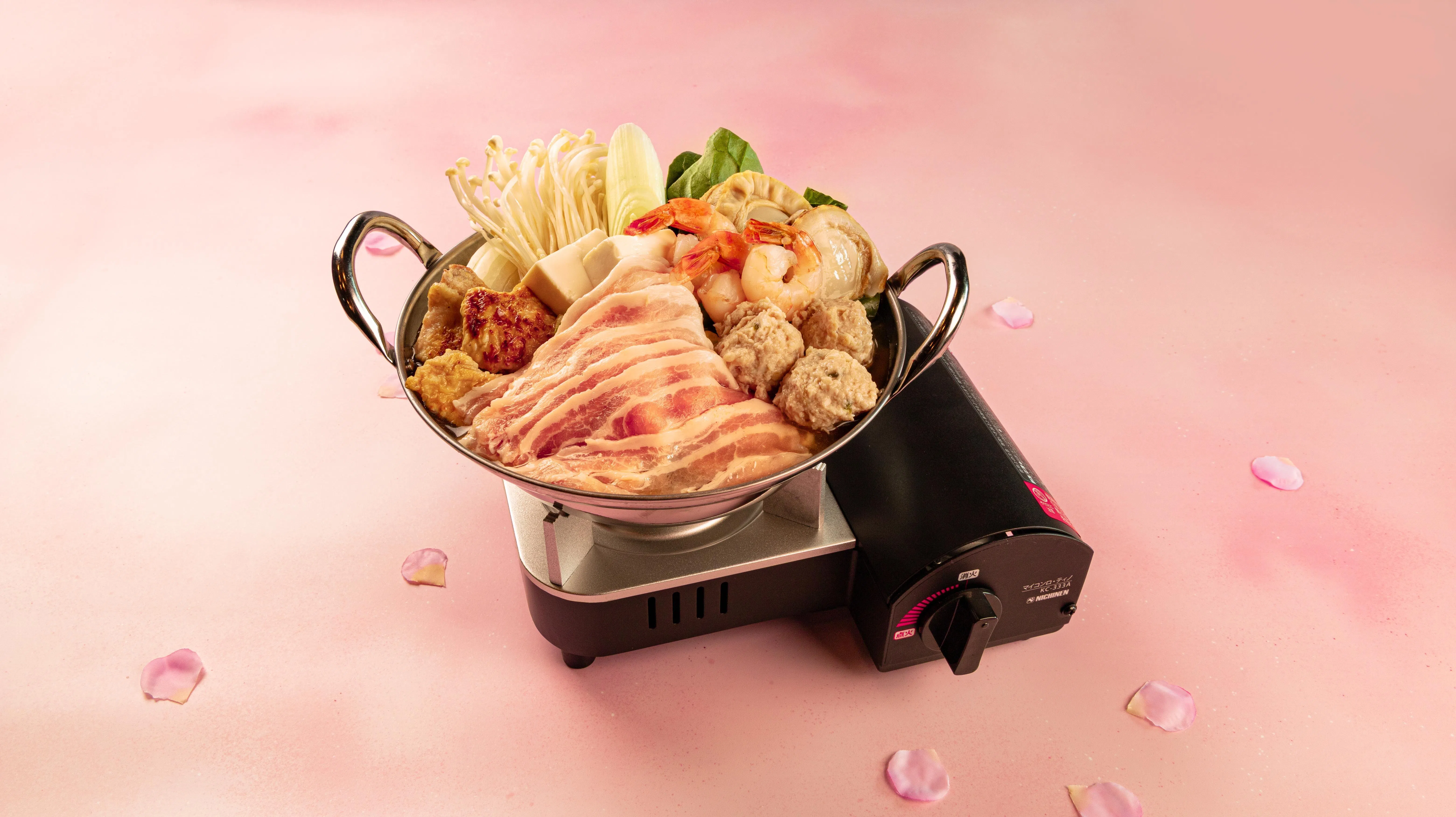 鸡汤相扑火锅将肉类、蔬菜与豆制品汇聚成一锅，清淡鲜美。（餐馆提供）