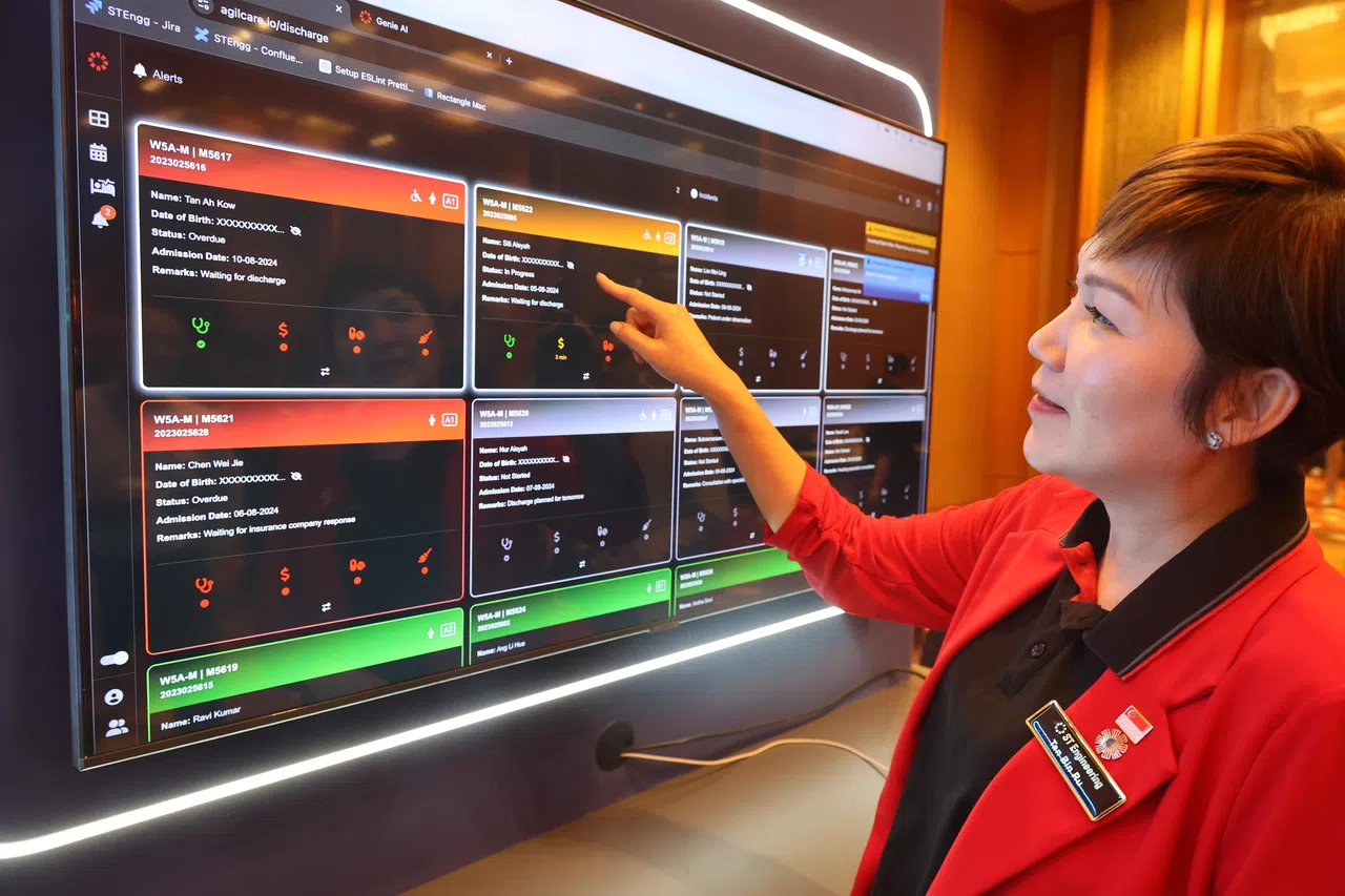新科工程企业（数码）总裁陈敏如示范AGIL Care的操作页面。系统能帮助医护人员根据病患情况分配病床。（唐家鸿摄）