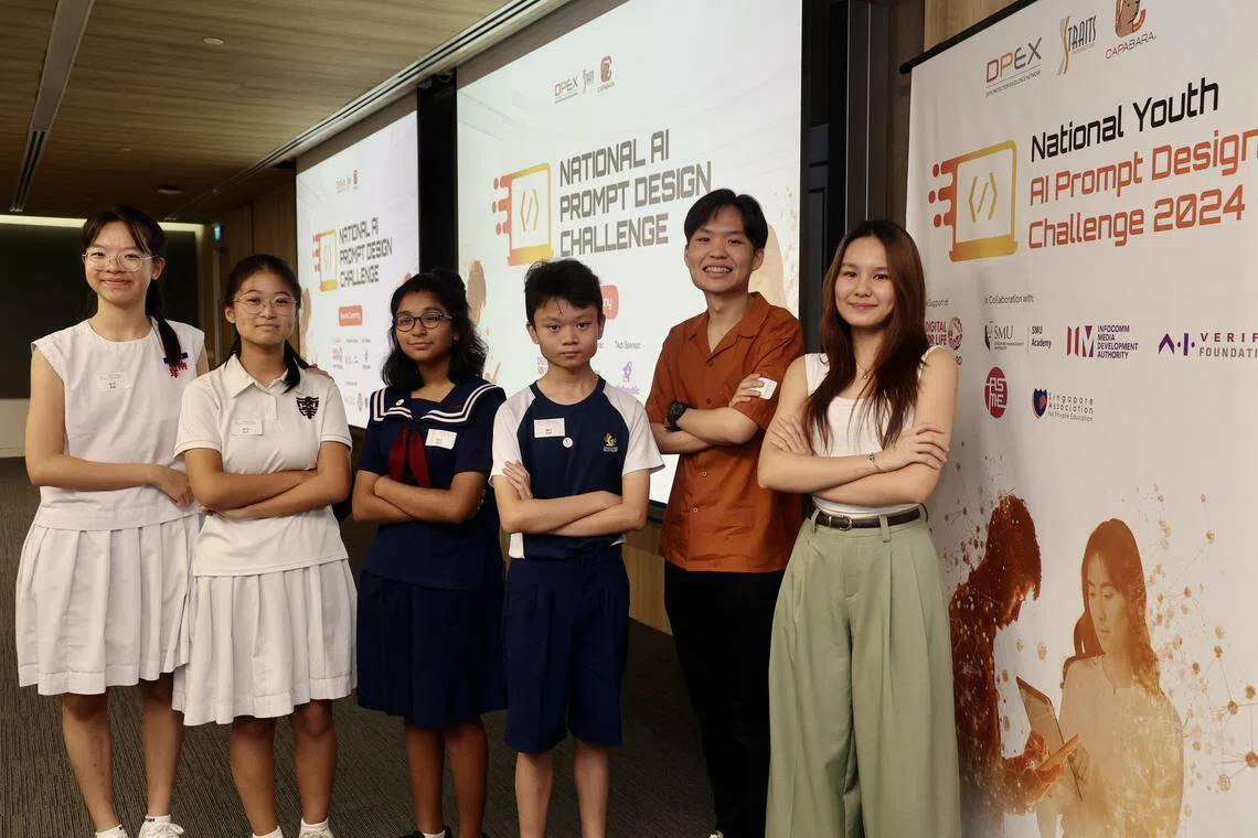 我国首届青年AI设计比赛，吸引中学和高等教育学府学生参加。中学组的获奖者包括来自南洋女子中学校的杨彤钰（左起）和叶凯乐、林景中学的尼莎（Shamsun Nisa binte Mohammed Faizal）和戴业展。淡马锡理工学院的朱志明（右二）和巫曼齐获得高等学府组一等奖。（邬福梁摄）