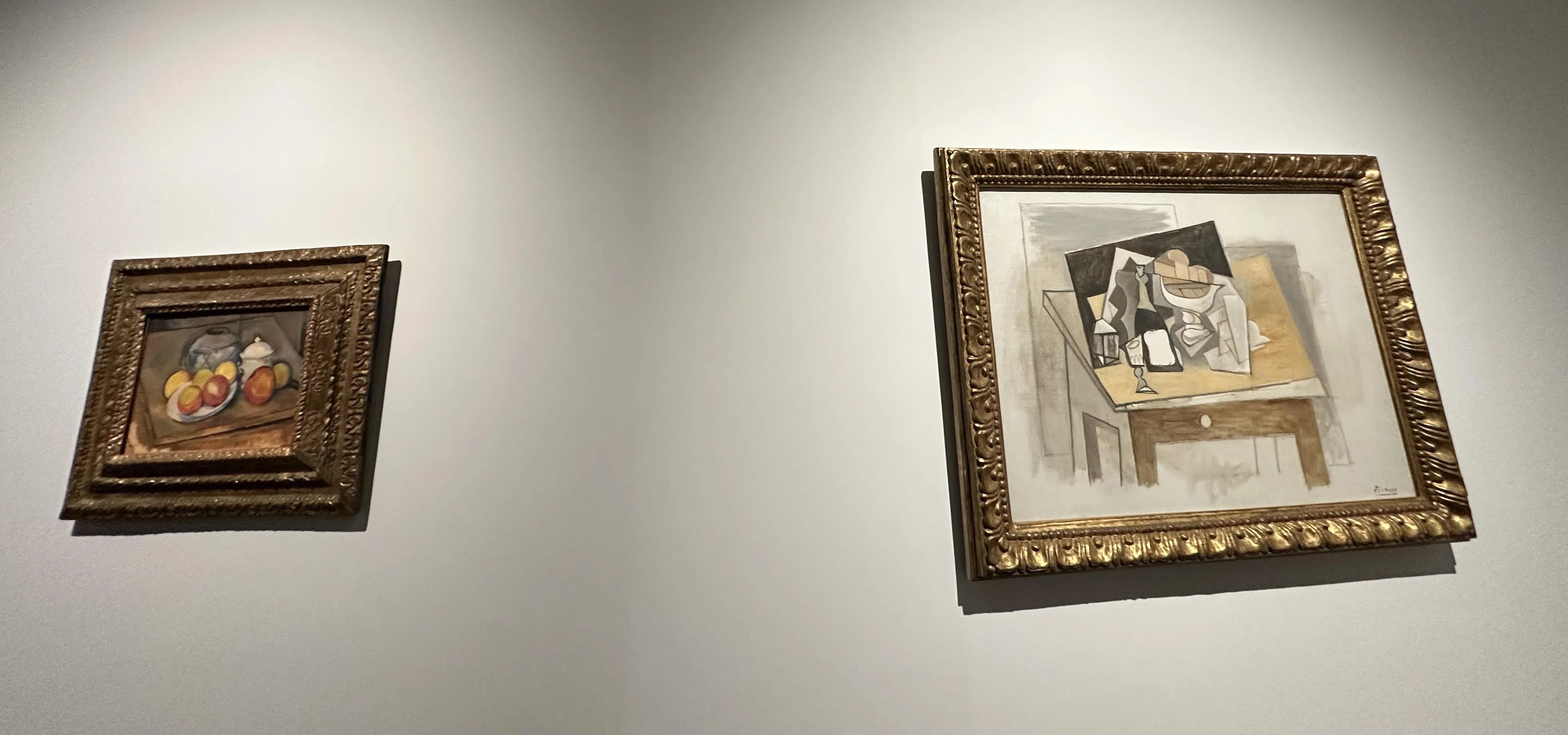 毕加索立体主义受塞尚启发，塞尚（左）与毕加索静物画对照。（黄向京摄）