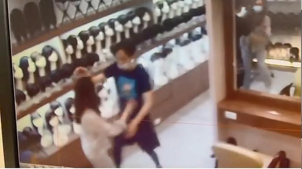 “麻吉弟弟”周立铭伸手疑似想要环抱女店员。（图/互联网）