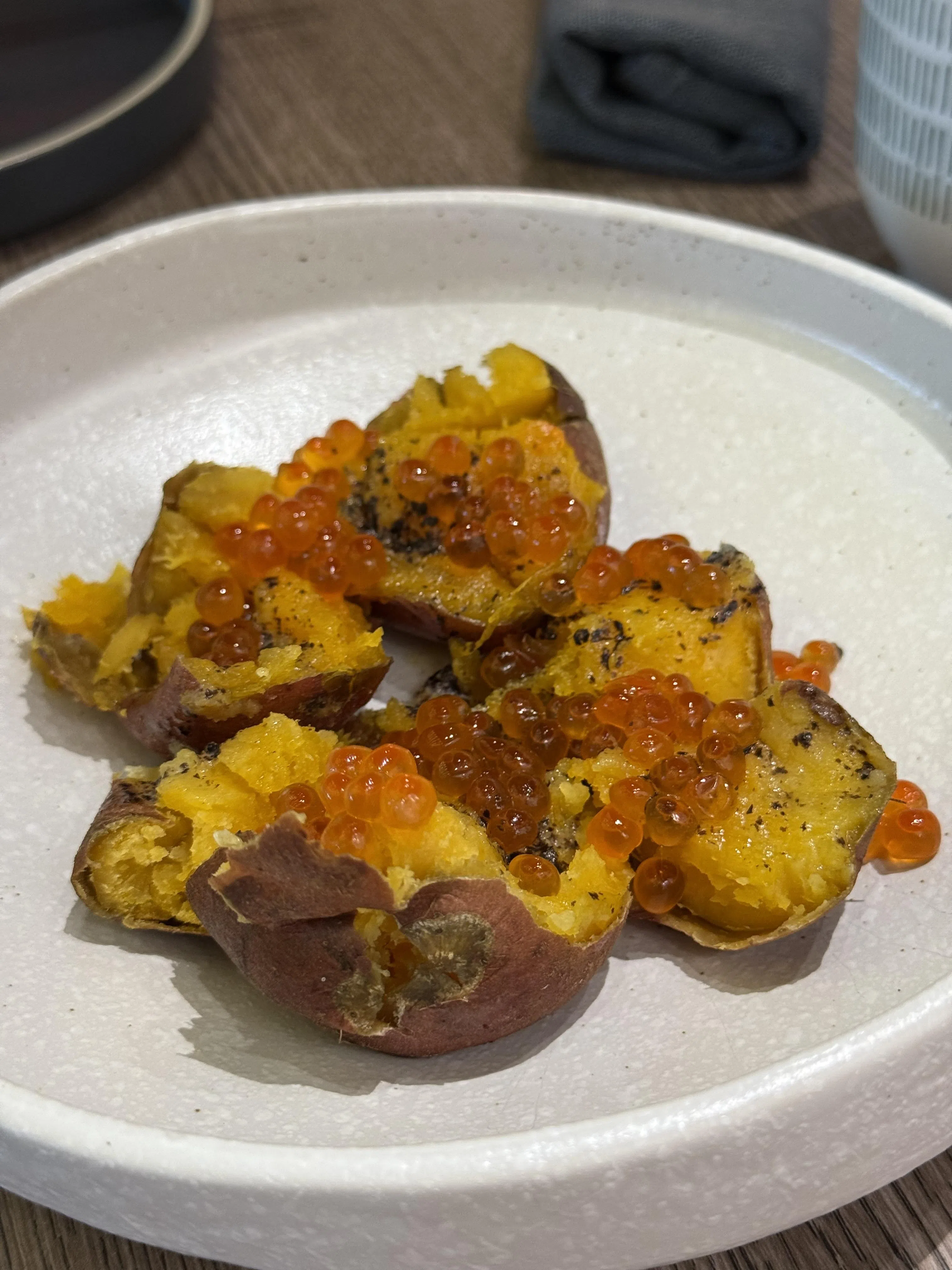 烤日本番薯配海苔奶油与鲑鱼卵，甜咸交织。（叶晓虹摄）