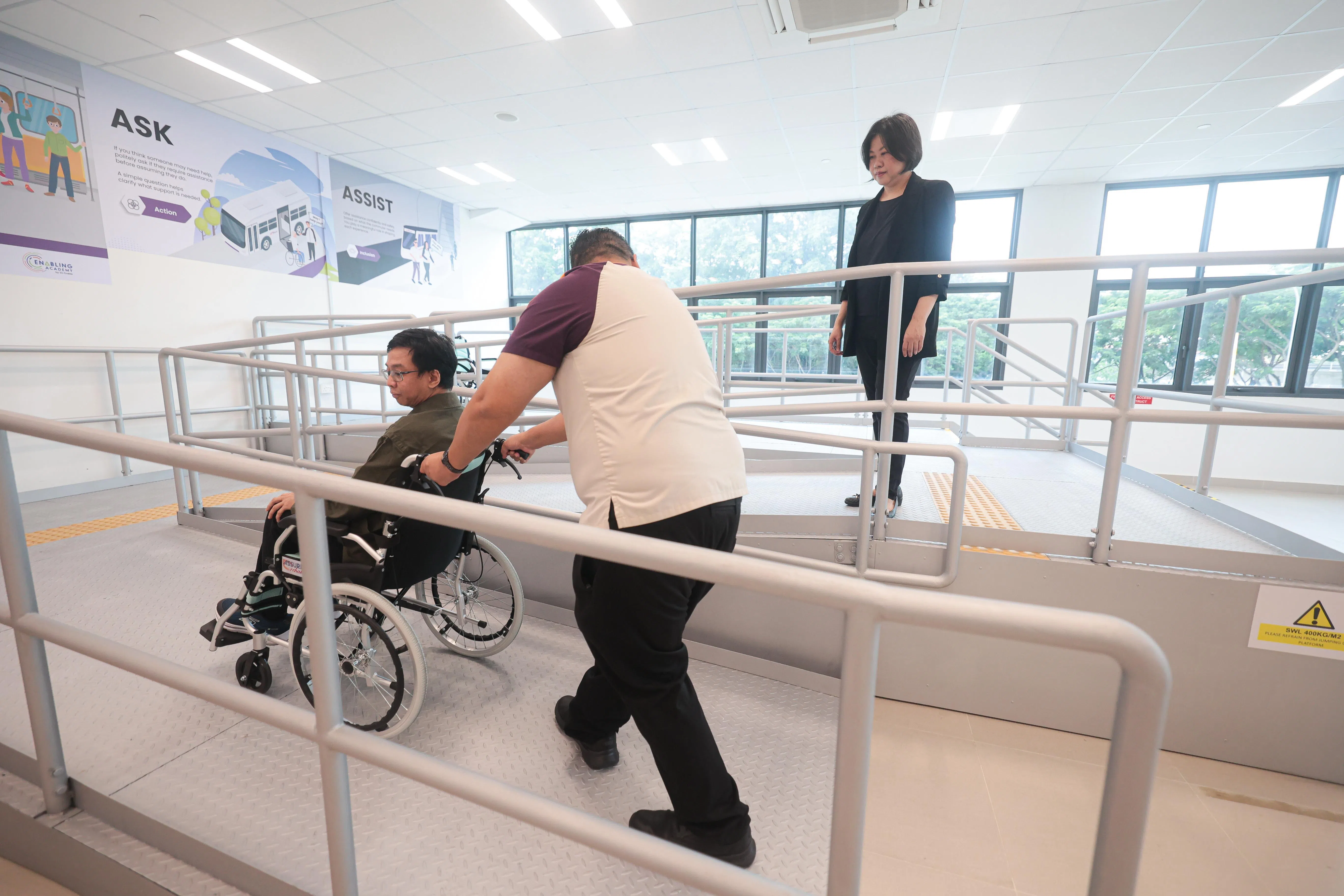 巴士转换站虽设有无障碍斜坡，但轮椅使用者要自行推着轮椅上下坡也往往是考验。公共交通关爱培训中心特别还原这一场景，让前线人员通过实践，掌握安全推轮椅的技巧。（李冠卫摄）