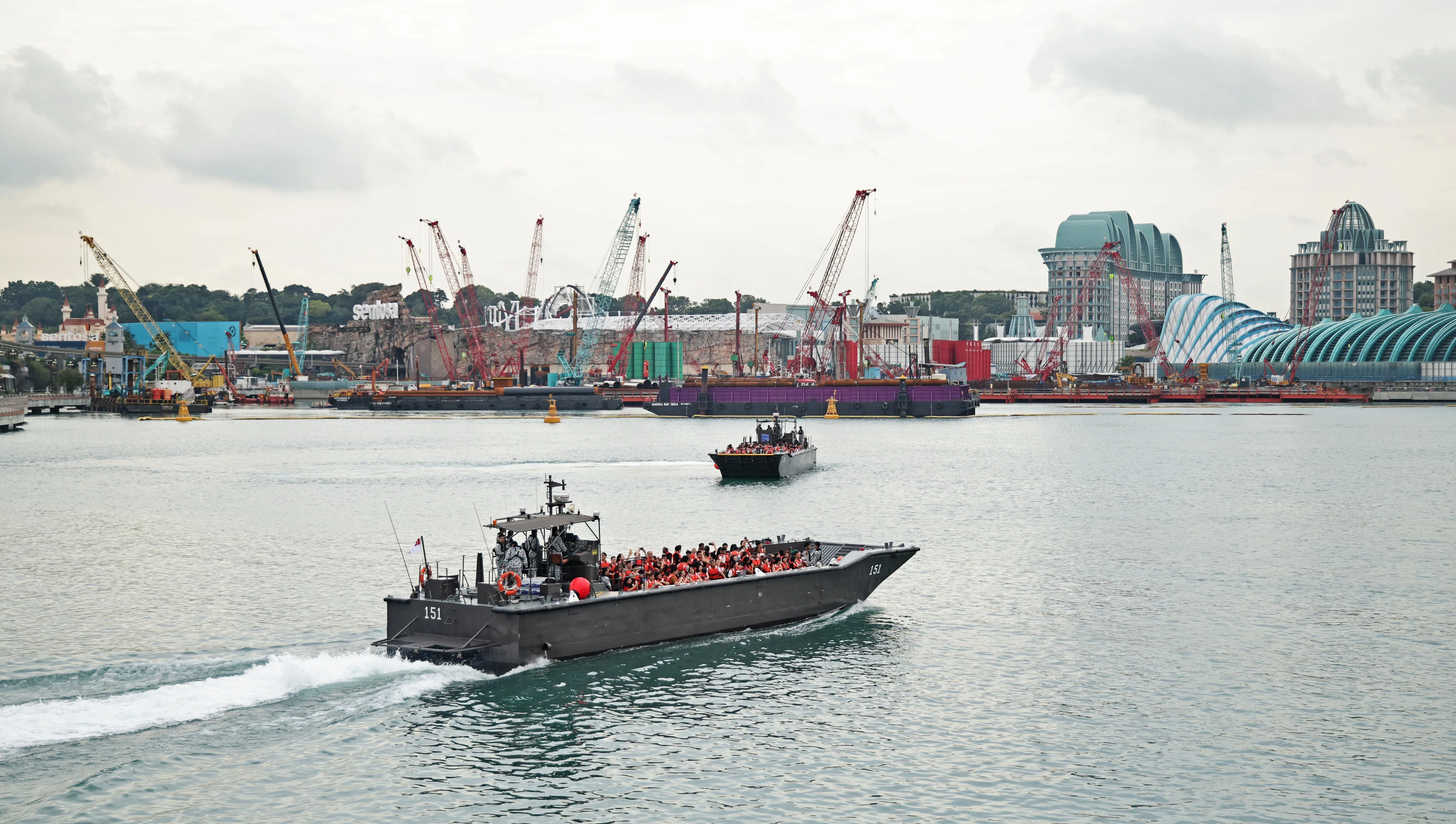 搭乘运输快艇巡游南部海岸线的体验时长约15分钟，可看到吉宝湾、圣淘沙海滩和等待靠港的货轮等。（陈渊庄摄）