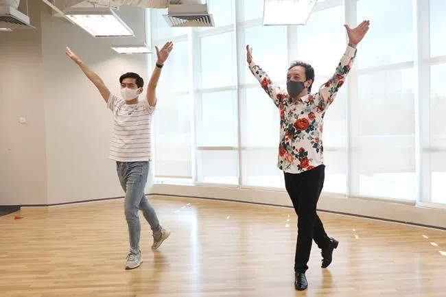 2020年疫情时期，冼福荣在本报网络节目系列《疫起过生活》中教导排舞。（档案图）