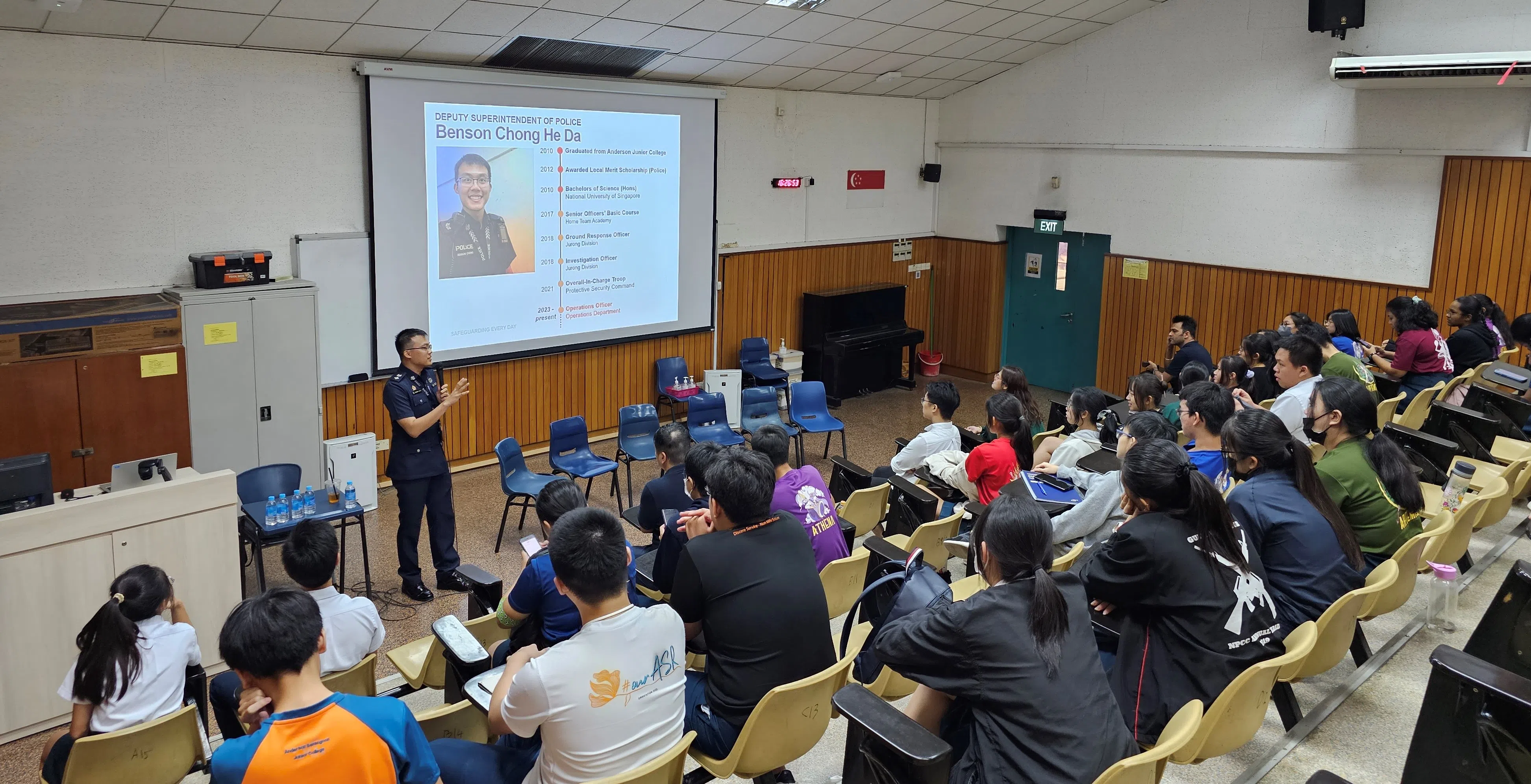 学生聚精会神聆听主讲者的分享，以了解不同职业的工作内容和奖学金申请事宜。（安德逊实龙岗初级学院提供）