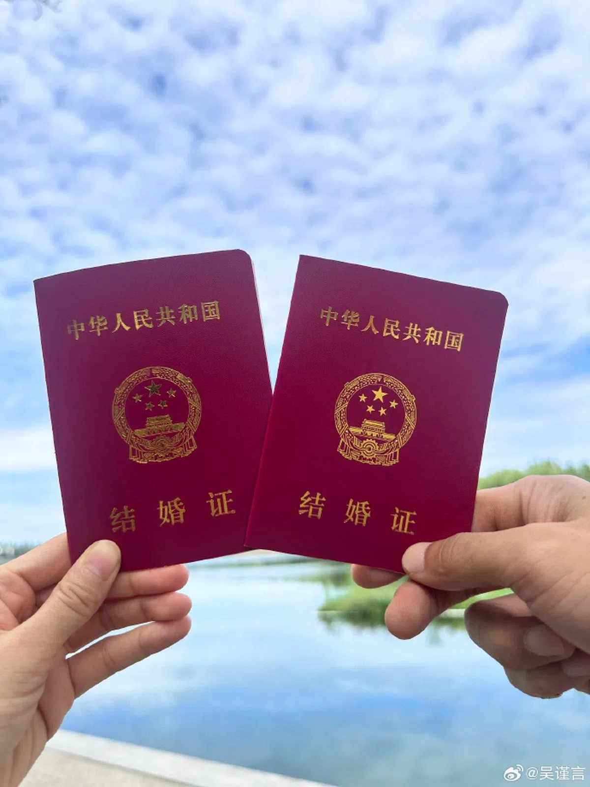 新婚的吴谨言和洪尧在微博官宣婚讯。（取自吴谨言微博）