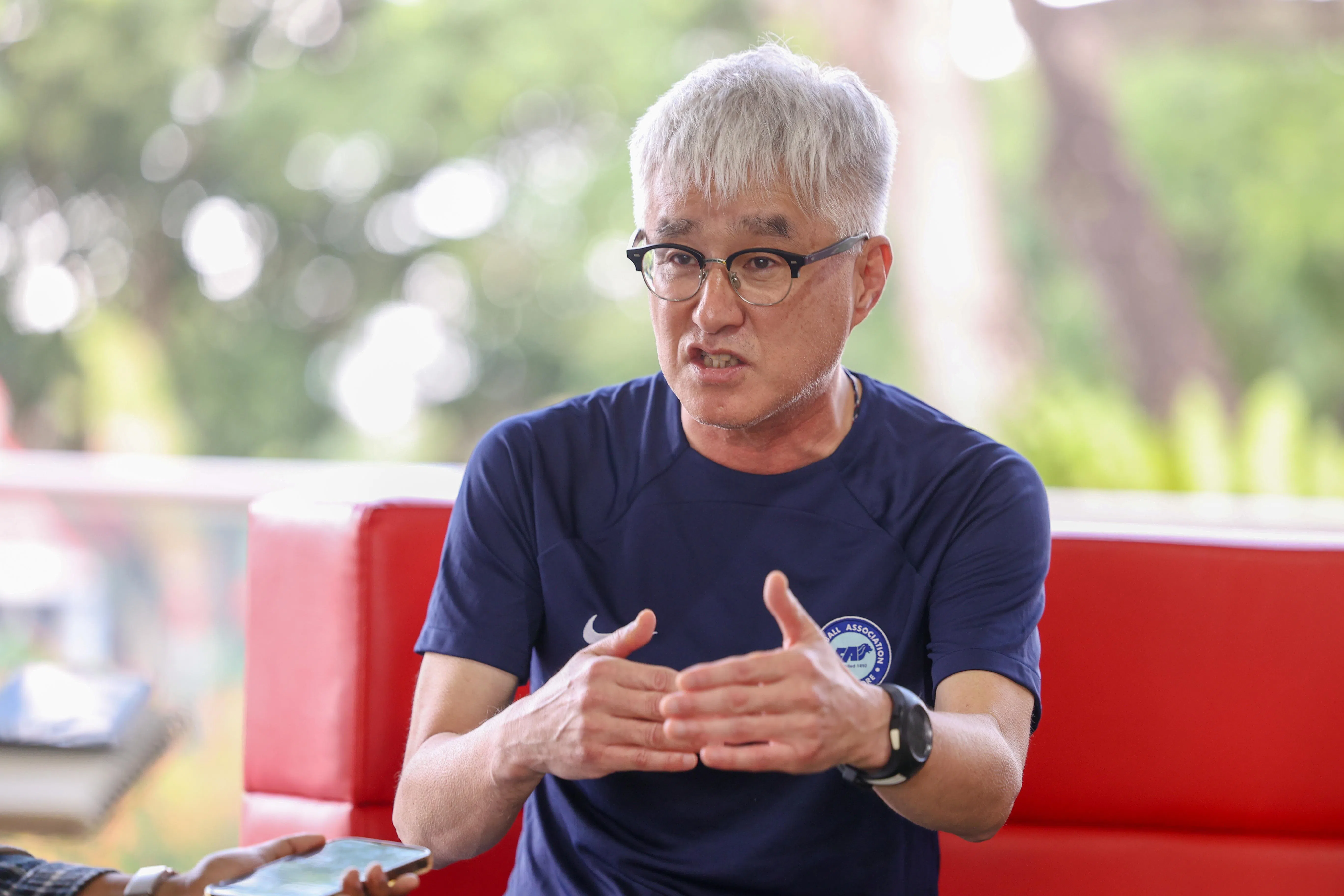 小仓勉3月11日参加了入职后的首场国家队训练，并在训练开始前接受本地媒体采访。（蔡家增摄）