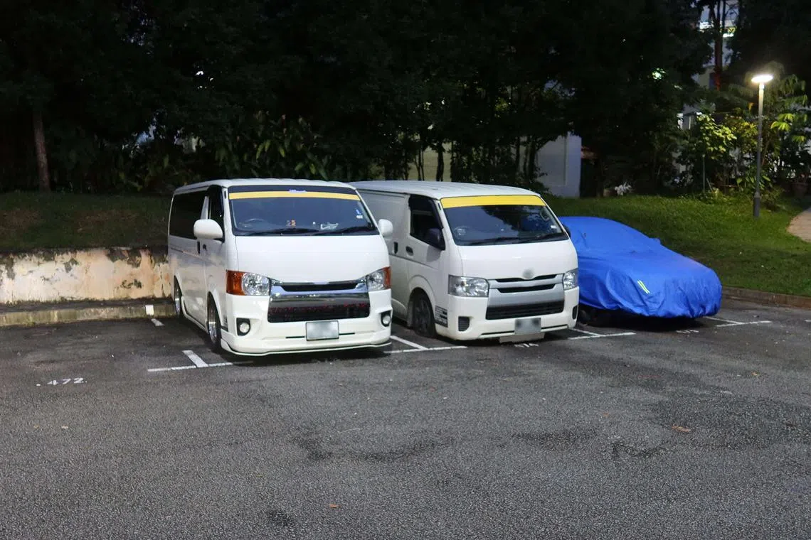 当局1月23日在武吉班让柏提路展开行动，并在一辆货车内，搜出1252条漏税香烟。执法人员从货车上，搜出另一辆货车的车钥匙。（新加坡关税局提供）