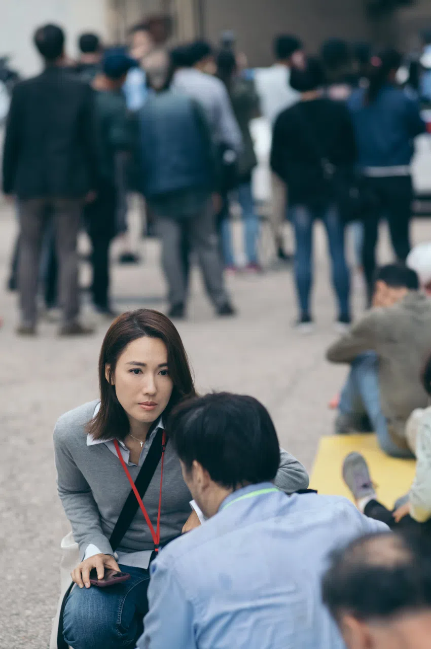 李施嬅饰演的新闻主播张家妍一向保持中立、只求还原真相，做好新闻。（TVB提供）