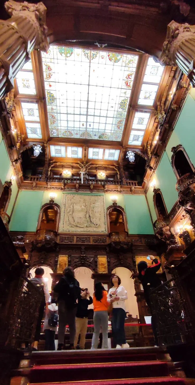 佩莱斯城堡荣誉大厅的彩绘玻璃天花板，可遥控开启，仰望星空。（许月英摄）