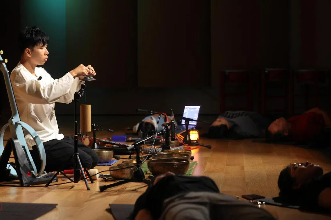 蔡为仲在引领声音疗愈课程。（萧紫薇摄）