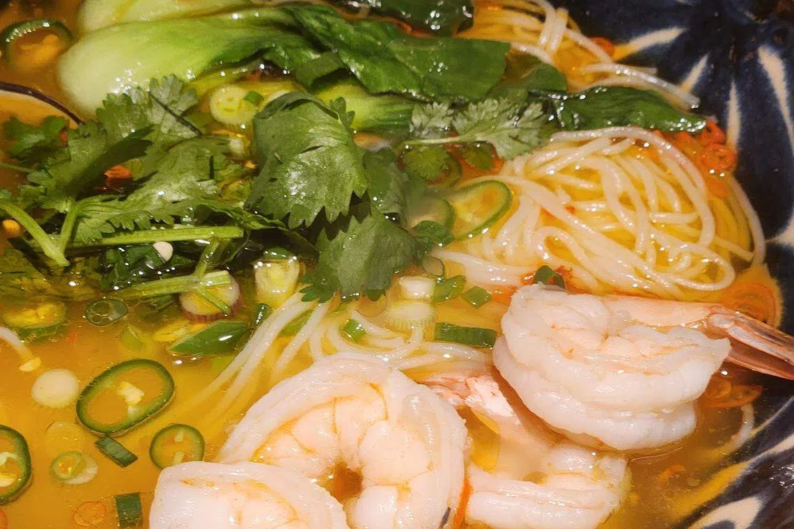 藤椒大虾绵阳米粉的汤底相当辣。（陈爱薇摄）