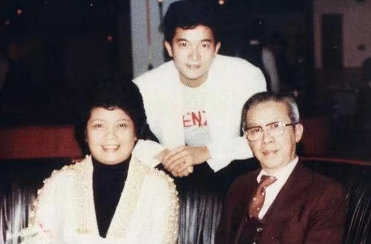 陈百强生前和父母合照。（互联网）