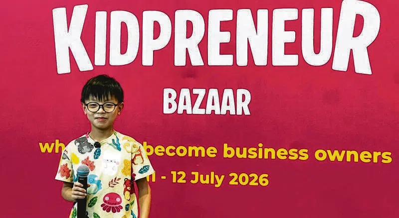 李锐奇向企业家介绍自己的创业点子。