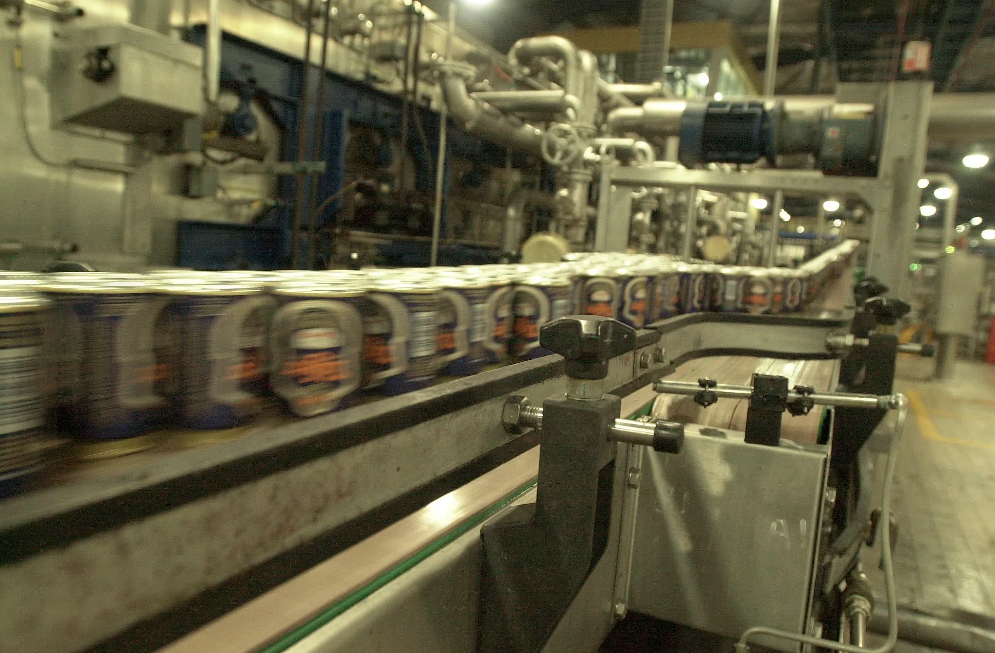 虎牌啤酒罐在位于大士的厂房装配线上整齐运输。（档案照片）