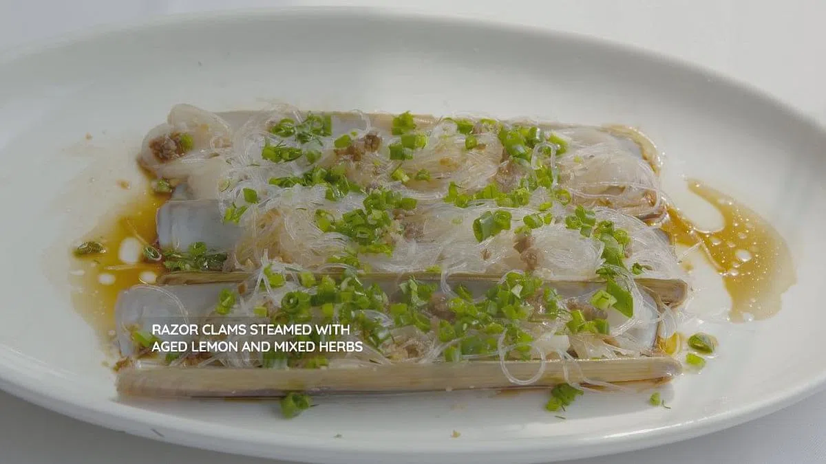 叶一南多次尝试后发现陈年柠檬与口感紧实的蛏子最配，于是研发出了“二十年咸柠檬蒸蛏子”这道料理。（香港旅游发展局提供）