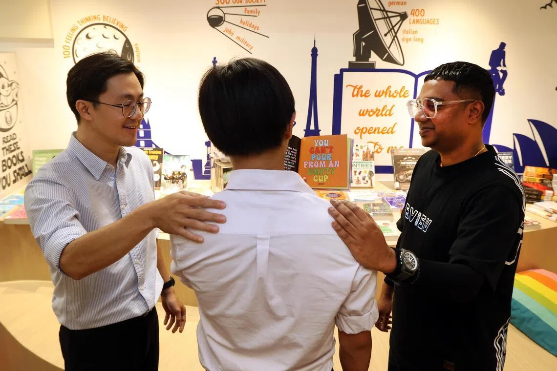 辅导尤金（中）的社会工作者曾俊平（左）说，辅育所的意义并不是为了去批判这些青年，而是辅导他们，帮助他们回归正途。（邝启聪摄）