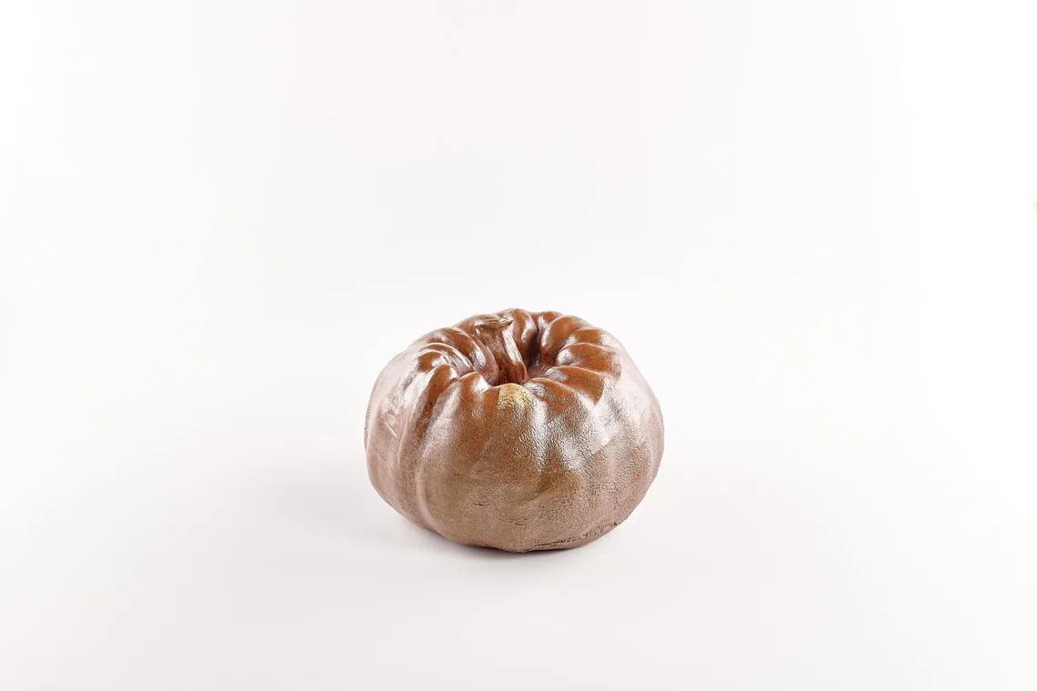 梁师傅将每天出现在厨房里的食材如南瓜，化作陶瓷作品。（酒店提供）