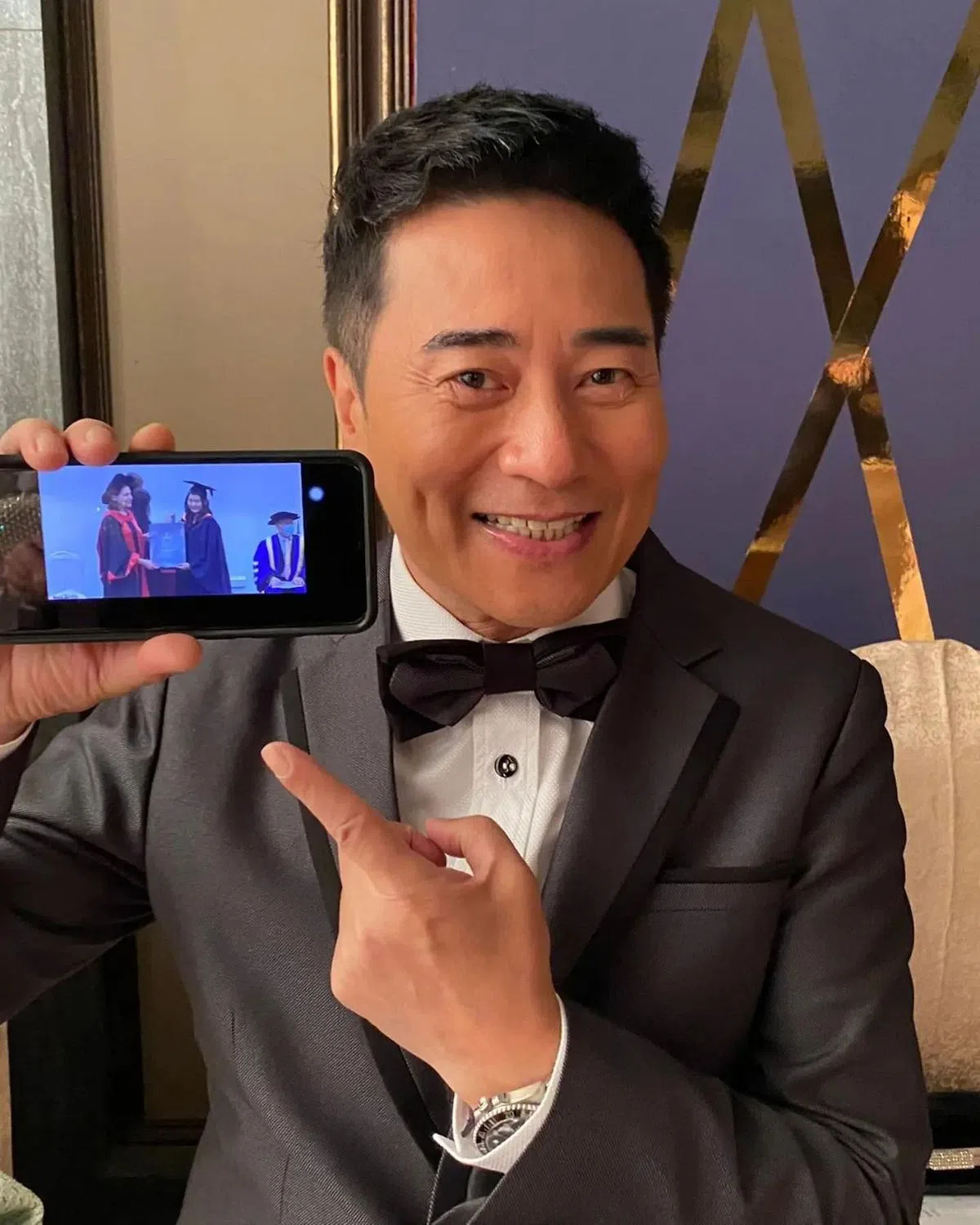 欧瑞伟通过直播看女儿毕业。（取自艺人IG）