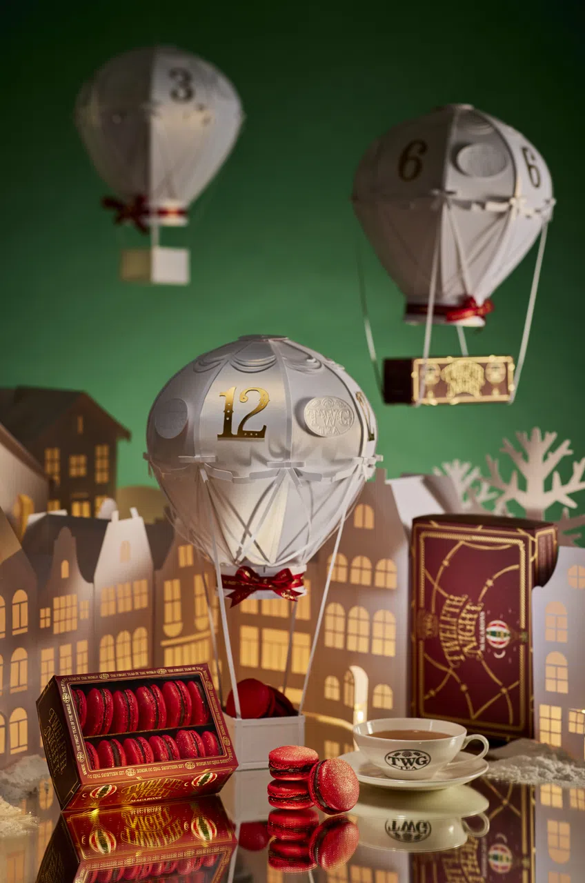 红圣诞茶马卡龙表层以金色粉末点缀，夹心是栗子甘那许与血橙果酱，外酥内滑。（品牌提供）