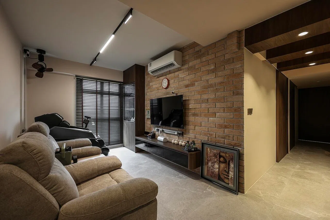 客厅的装饰红砖墙是工业风代表性元素，散发粗犷、复古质感。（Noble Interior Design提供）