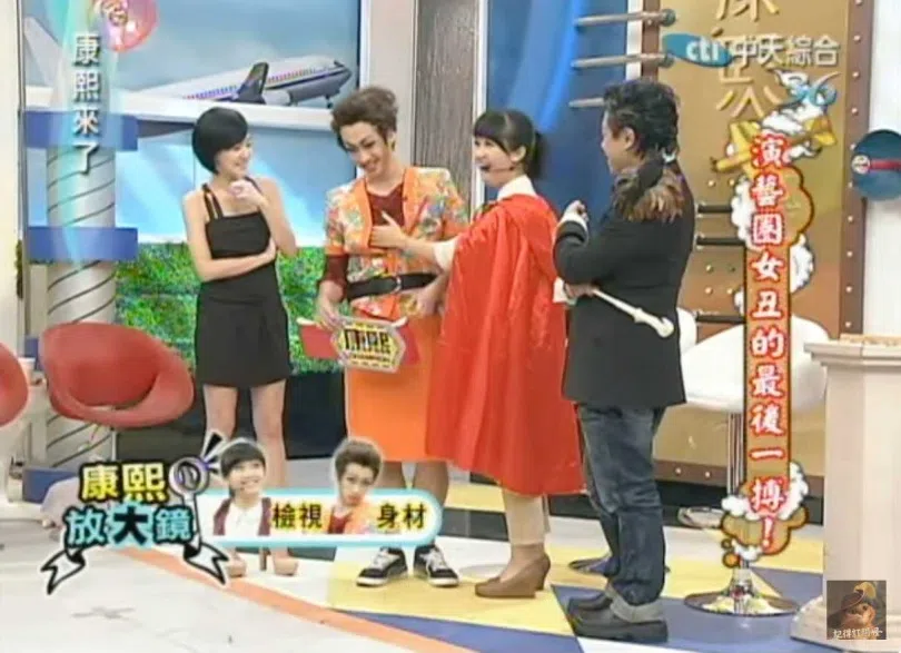 Lulu（右二）当时上《康熙来了》节目，与偶像陈汉典（左二）互动。（互联网）