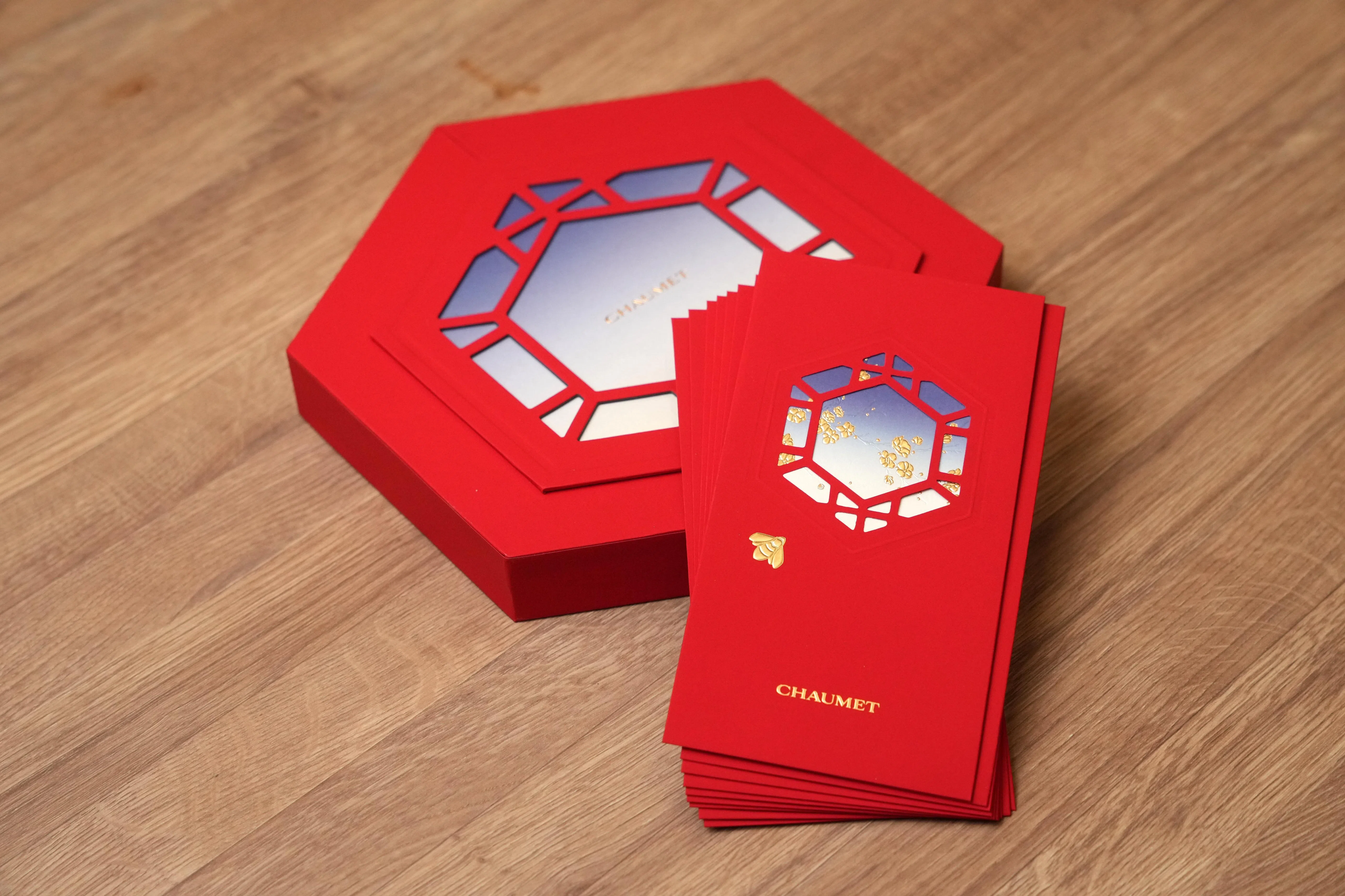 法国珠宝公司尚美以传统中国窗户与窗内外的蜜蜂和金花为设计元素。（谢智扬摄）