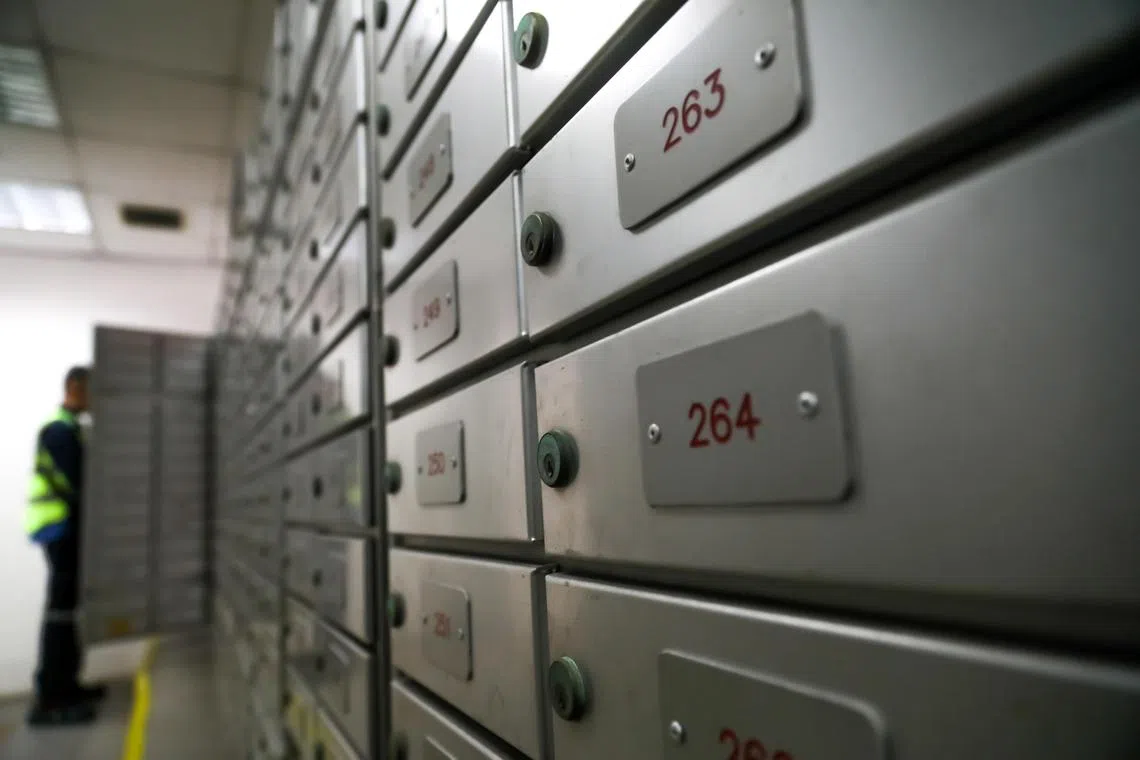 星期五（2月28日），邮差到丹戎巴葛坊第1座底层的邮政信箱投递信件。邮政信箱不公开收信人的地址，在本地拥有至少96年历史，这项服务将在3月底走入历史。（刘欣怡摄）