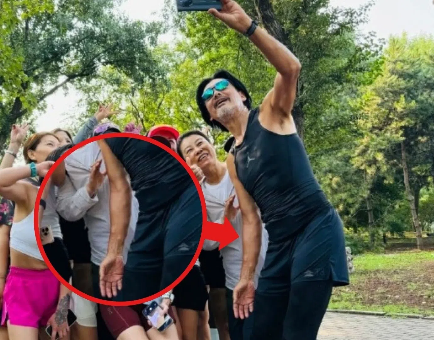 有眼尖网民发现周润发手臂有多粒肉球。（取自微博）