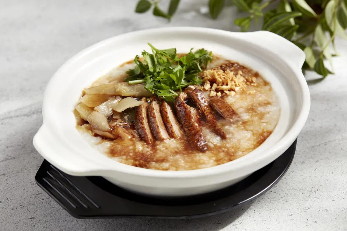 餐馆“好吃鸭”主打鸭肉菜肴，包括砂煲咸水鸭粥。（餐馆提供）