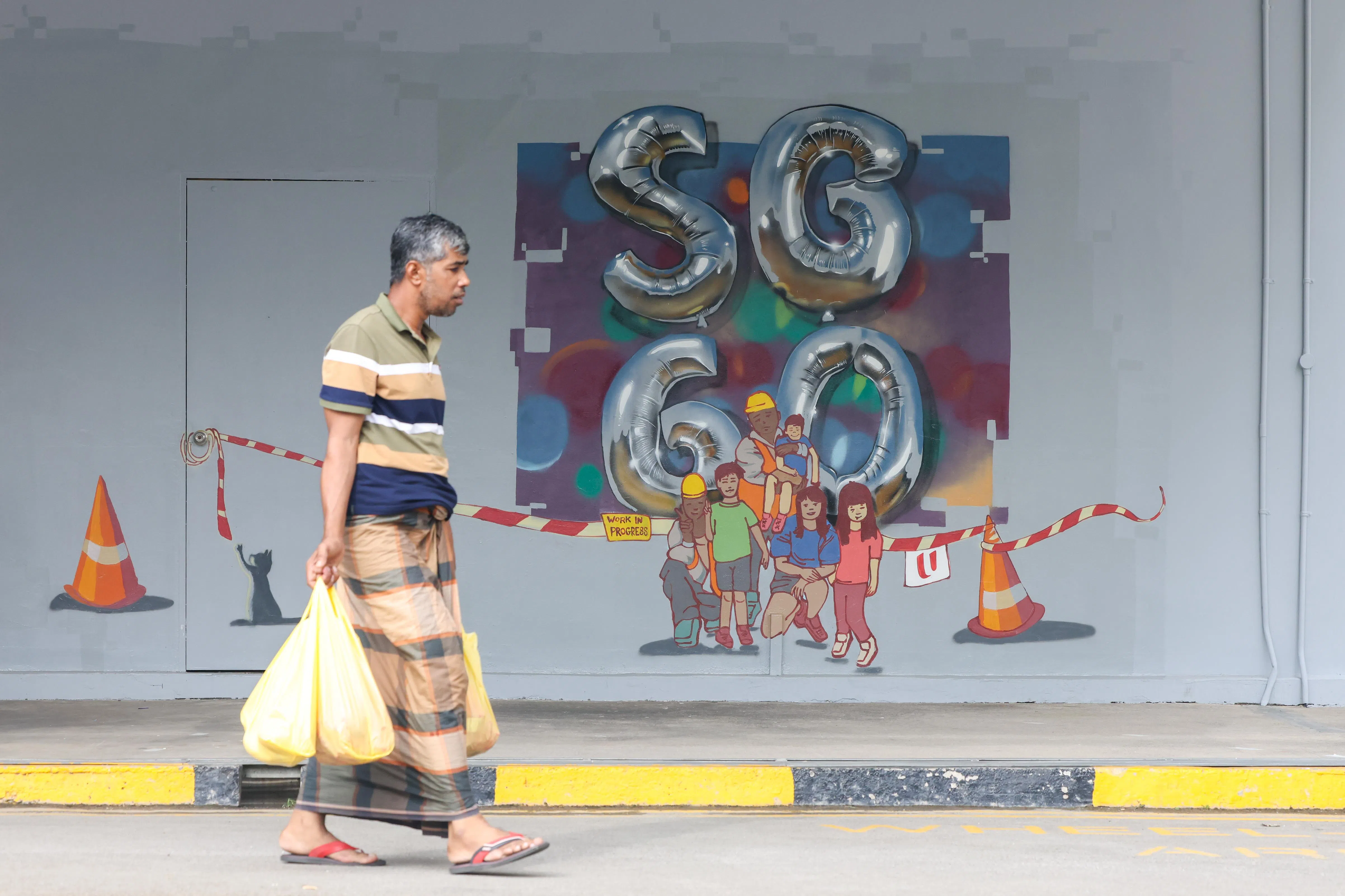 首届优秀工友奖颁奖日，一幅11米长的壁画也在顺利客工休闲俱乐部与公众见面。这幅作品由四部分构成，由50多名客工和本地人士共同完成，从不同视角展现建国60年来客工为新加坡做出的贡献。（陈斌勤摄）