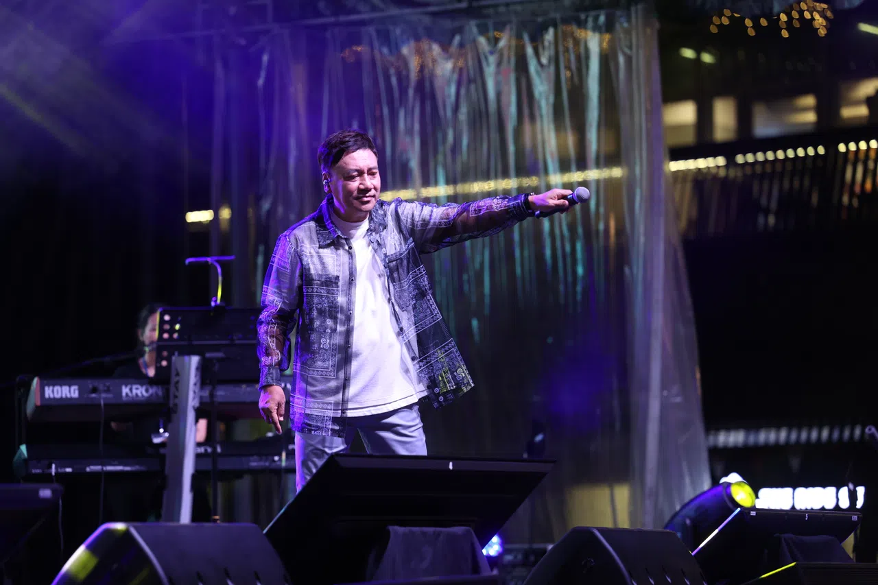 施孝荣以《归人沙城》《拜访春天》等歌曲带动现场气氛。（关俊威摄）