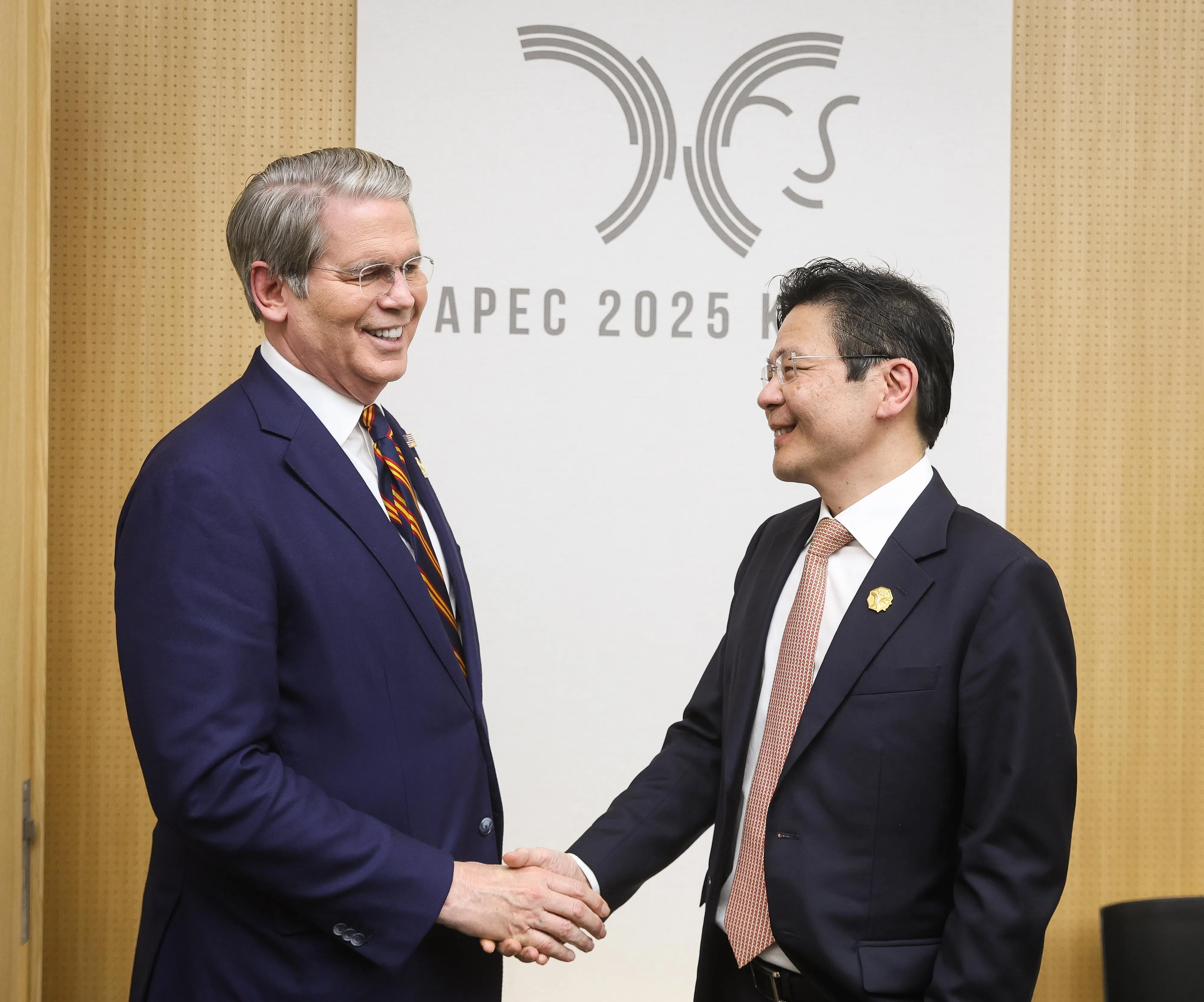 总理兼财政部长黄循财（右）星期五（10月31日）于韩国庆州亚太经济合作组织峰会期间，在场边与阿美国财政贝特森举行双边会晤。（数码发展及新闻部）