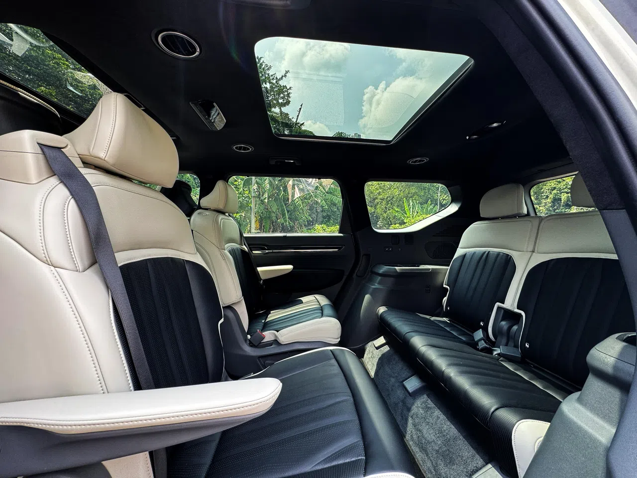 第二排座椅能180度往后旋转，但与第三排座位之间的腿部空间有限。（龙国雄摄）