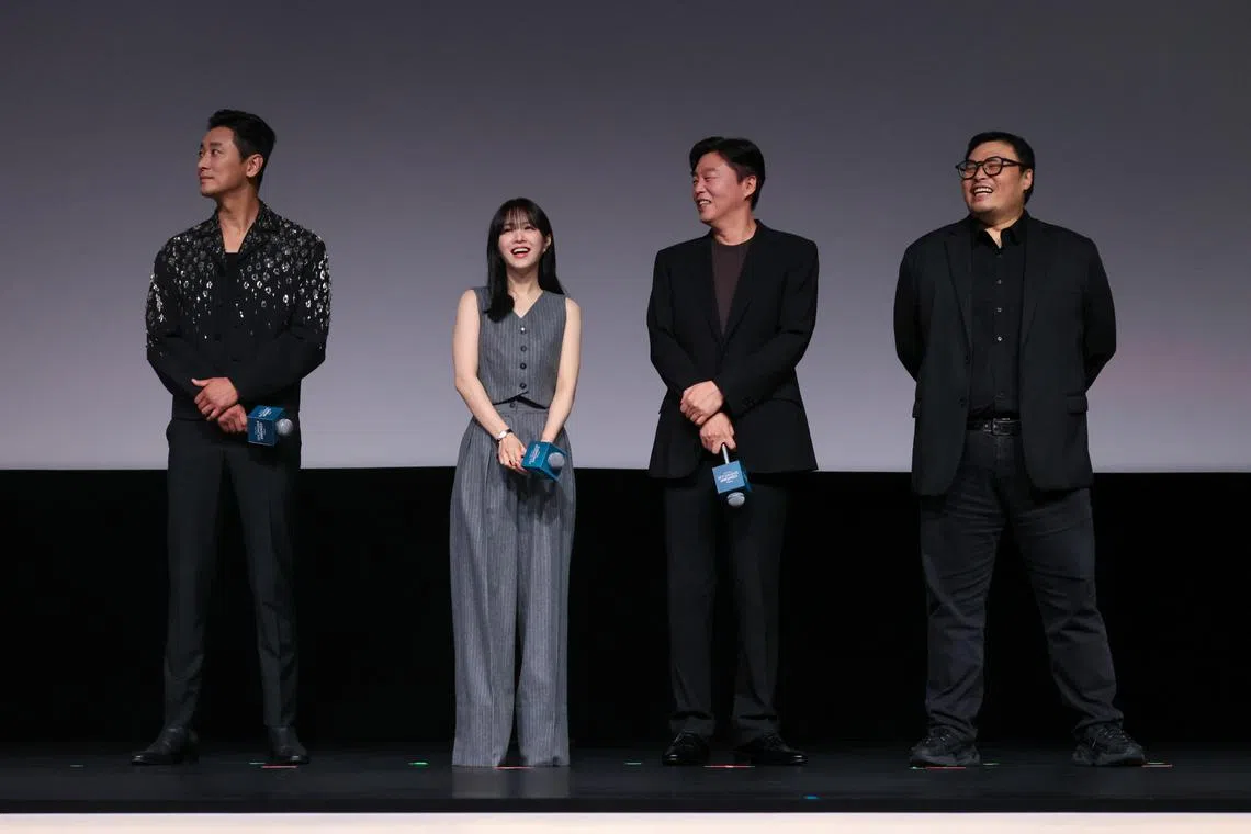 朱智勋（左起）和朴宝英主演由金熙元执导、姜草编剧的《照明商店》，却在剧中没有对手戏。（张俊杰摄）