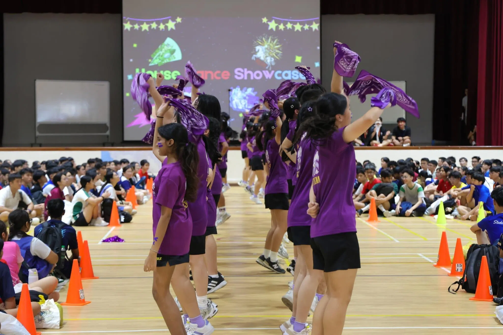 新生齐聚礼堂，在学长的带领下，学习各具特色的舞蹈。（安德逊实龙岗初院提供）