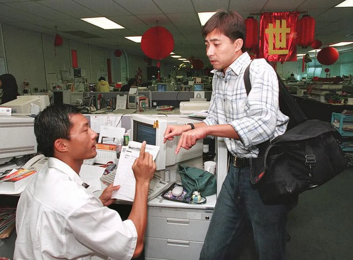 沈倾掞配合《独家头条》拍摄，2001年到《联合晚报》体验采访工作。（图 / 档案照）