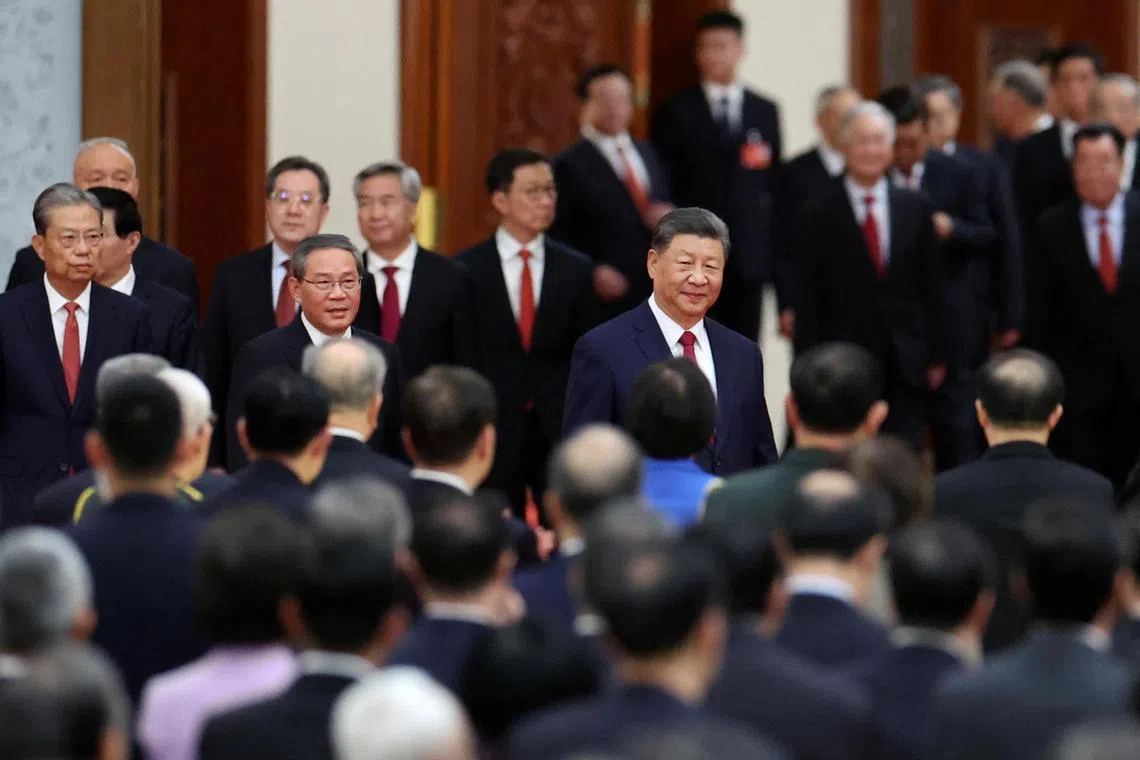 庆祝中华人民共和国75周年国庆招待会星期一（9月30日）在京举行，中共领导人和政治局前常委步入会场。在此照片中，远处依稀可见前常委曾庆红、温家宝、李瑞环。（路透社）