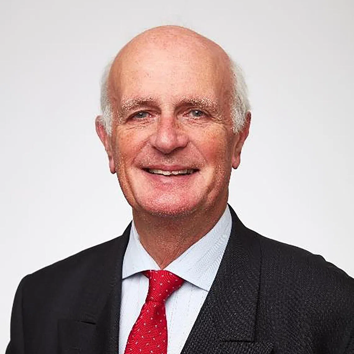 来自英国的蒂尔爵士于1991年获委任为御用大律师，擅长商法和海事法。（新加坡法庭提供）